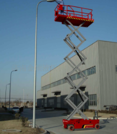 剪叉式升降平台车可以参与涿州物流园墙面清洁修复工作