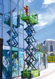 保洁公司批量订购升降平台车为高空清洁带来福音